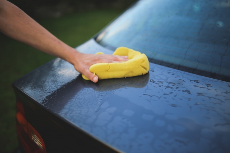 carrosserie-COLOMARS-min_cleaning_washing_carwash_sponge_car_auto_hand_man-722705